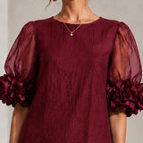 Burgundská Organza Mini Šaty S Puff Rukávy A Úžasnými Květinovými Manžetami