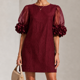 Burgundská Organza Mini Šaty S Puff Rukávy A Úžasnými Květinovými Manžetami