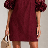 Burgundská Organza Mini Šaty S Puff Rukávy A Úžasnými Květinovými Manžetami
